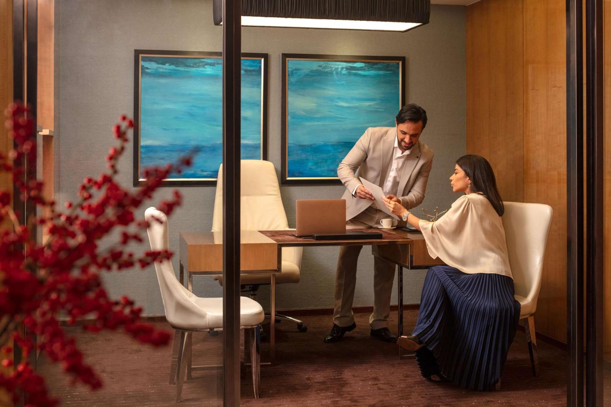 Hyatt Regency Riyadh Olaya Ngoại thất bức ảnh A private meeting room at the airport