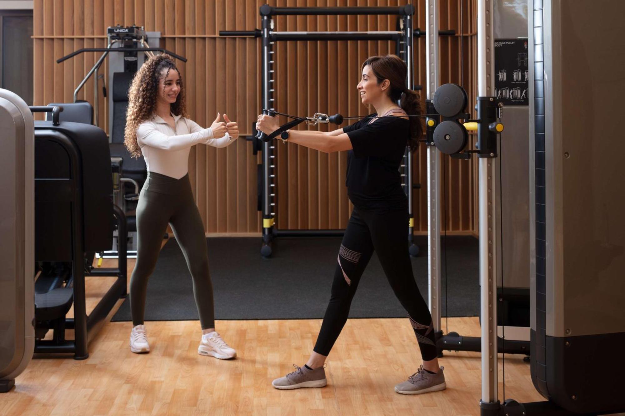 Hyatt Regency Riyadh Olaya Ngoại thất bức ảnh Personal trainer working with a female client