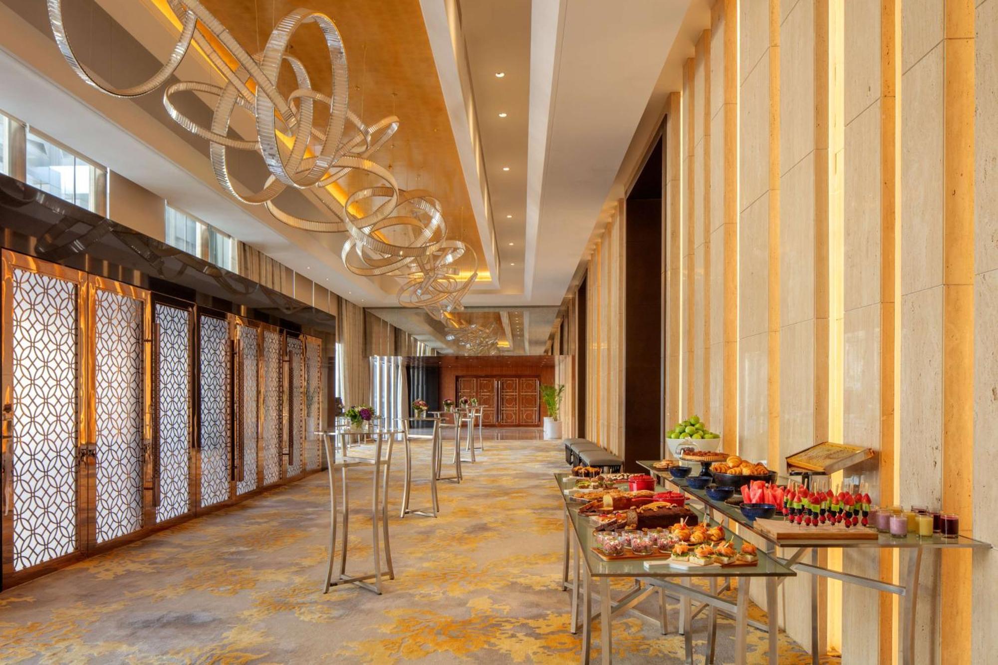 Hyatt Regency Riyadh Olaya Ngoại thất bức ảnh The Westin Mumbai International Airport