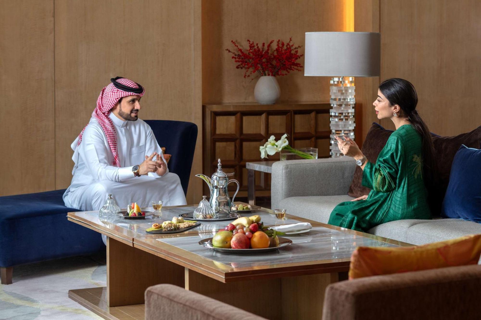 Hyatt Regency Riyadh Olaya Ngoại thất bức ảnh A Saudi Arabian man and woman in traditional dress