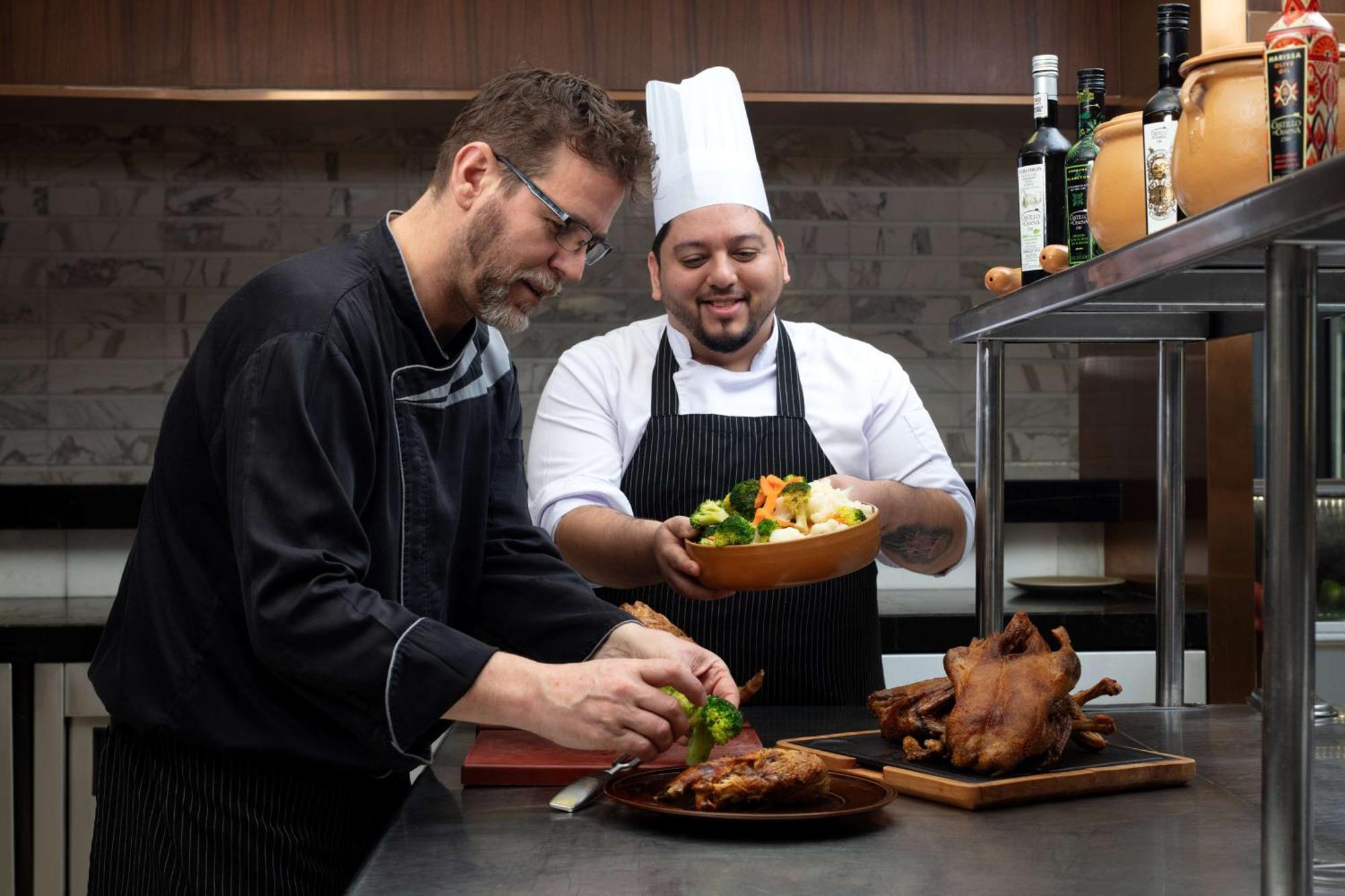 Hyatt Regency Riyadh Olaya Ngoại thất bức ảnh Chef de cuisine (left) and sous-chef (right)