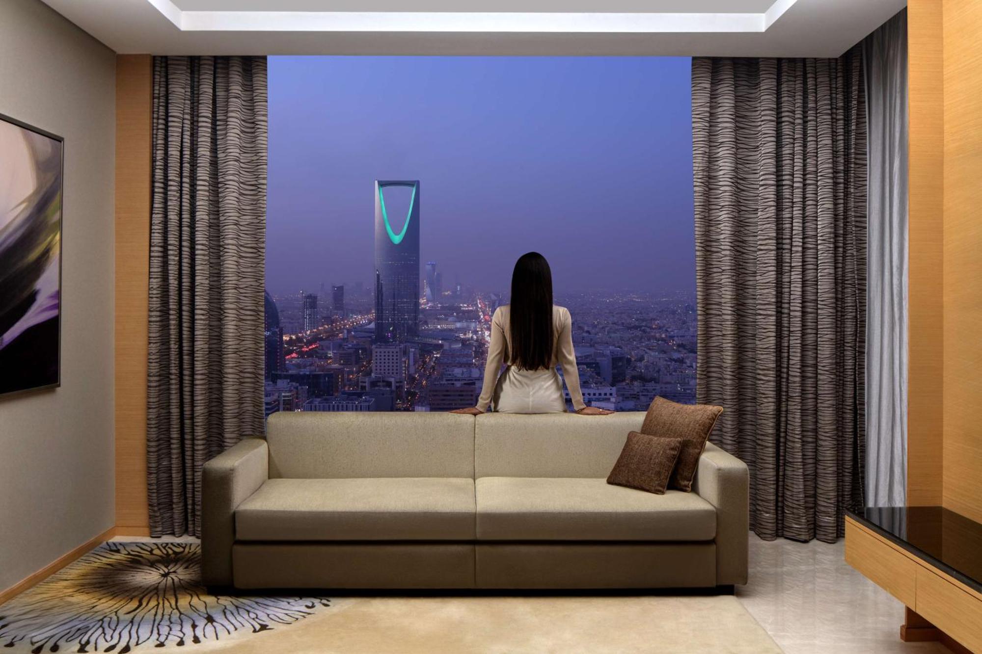Hyatt Regency Riyadh Olaya Ngoại thất bức ảnh A view of the Kingdom Centre from a suite