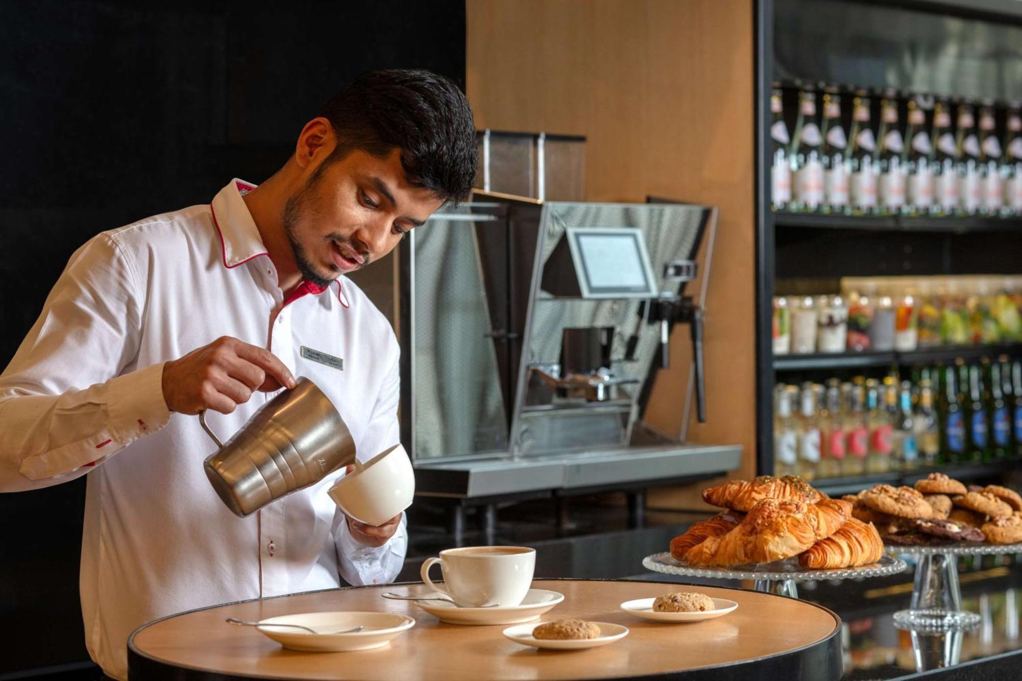Hyatt Regency Riyadh Olaya Ngoại thất bức ảnh A barista at work