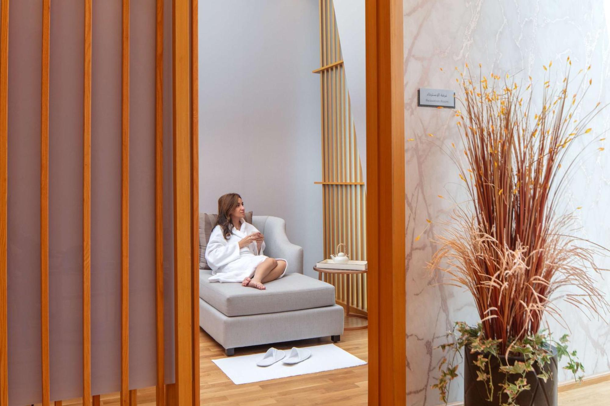 Hyatt Regency Riyadh Olaya Ngoại thất bức ảnh A woman relaxing in a spa