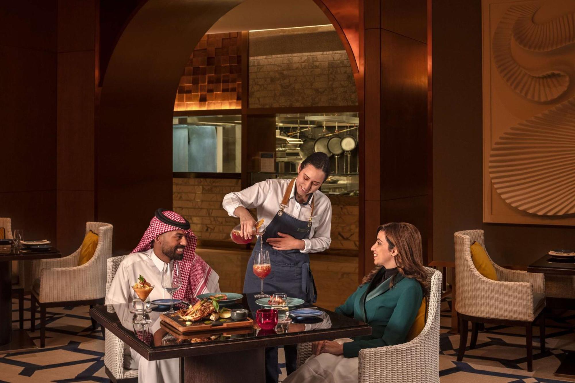 Hyatt Regency Riyadh Olaya Ngoại thất bức ảnh A restaurant in Riyadh