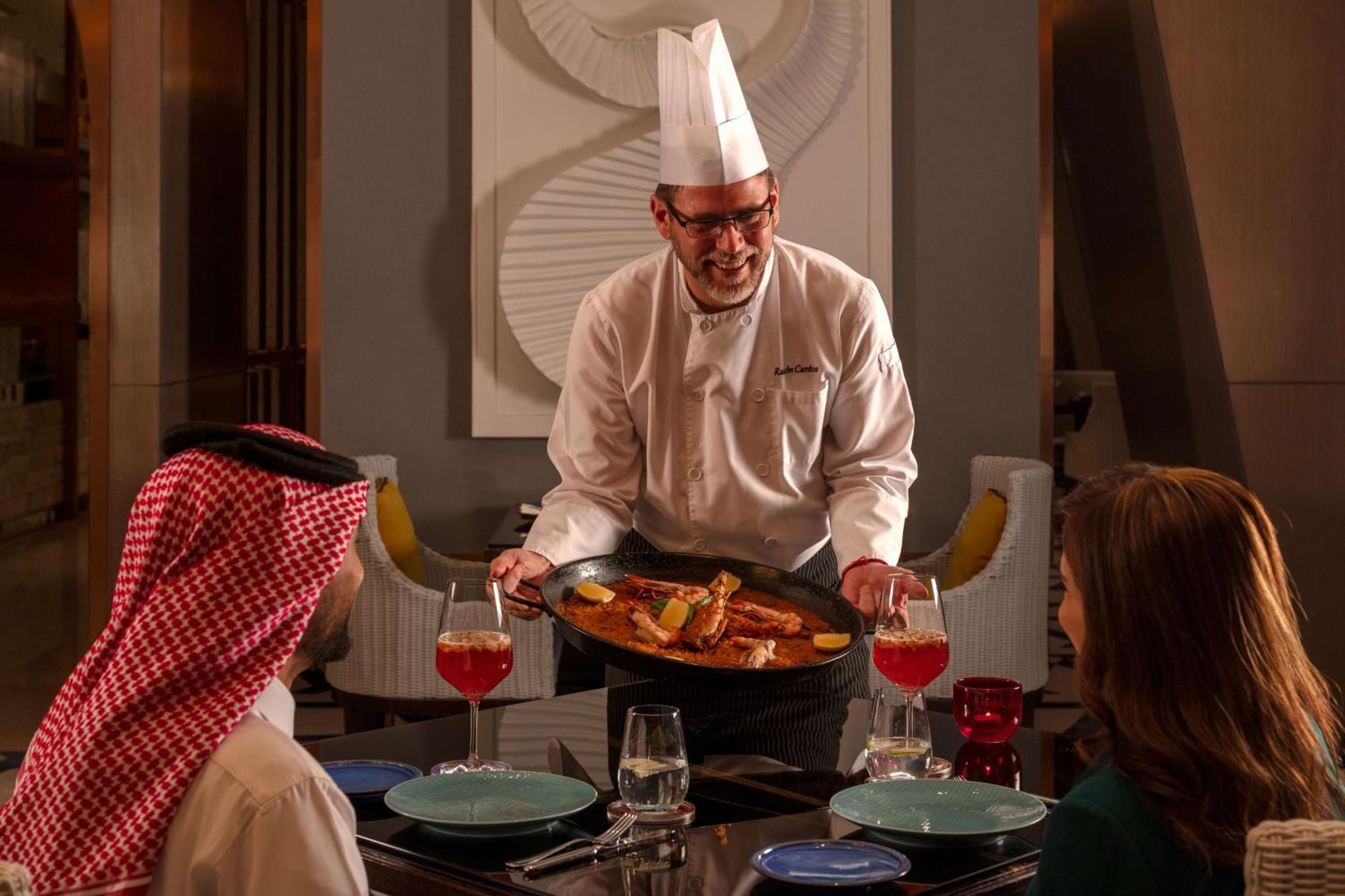 Hyatt Regency Riyadh Olaya Ngoại thất bức ảnh A chef serving food