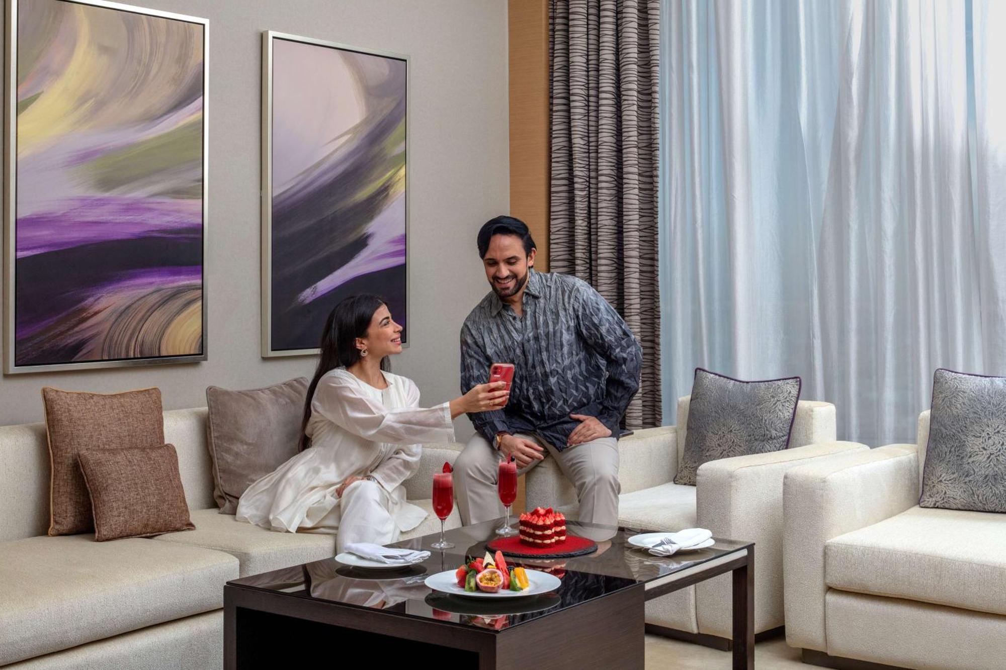 Hyatt Regency Riyadh Olaya Ngoại thất bức ảnh A couple in a living room