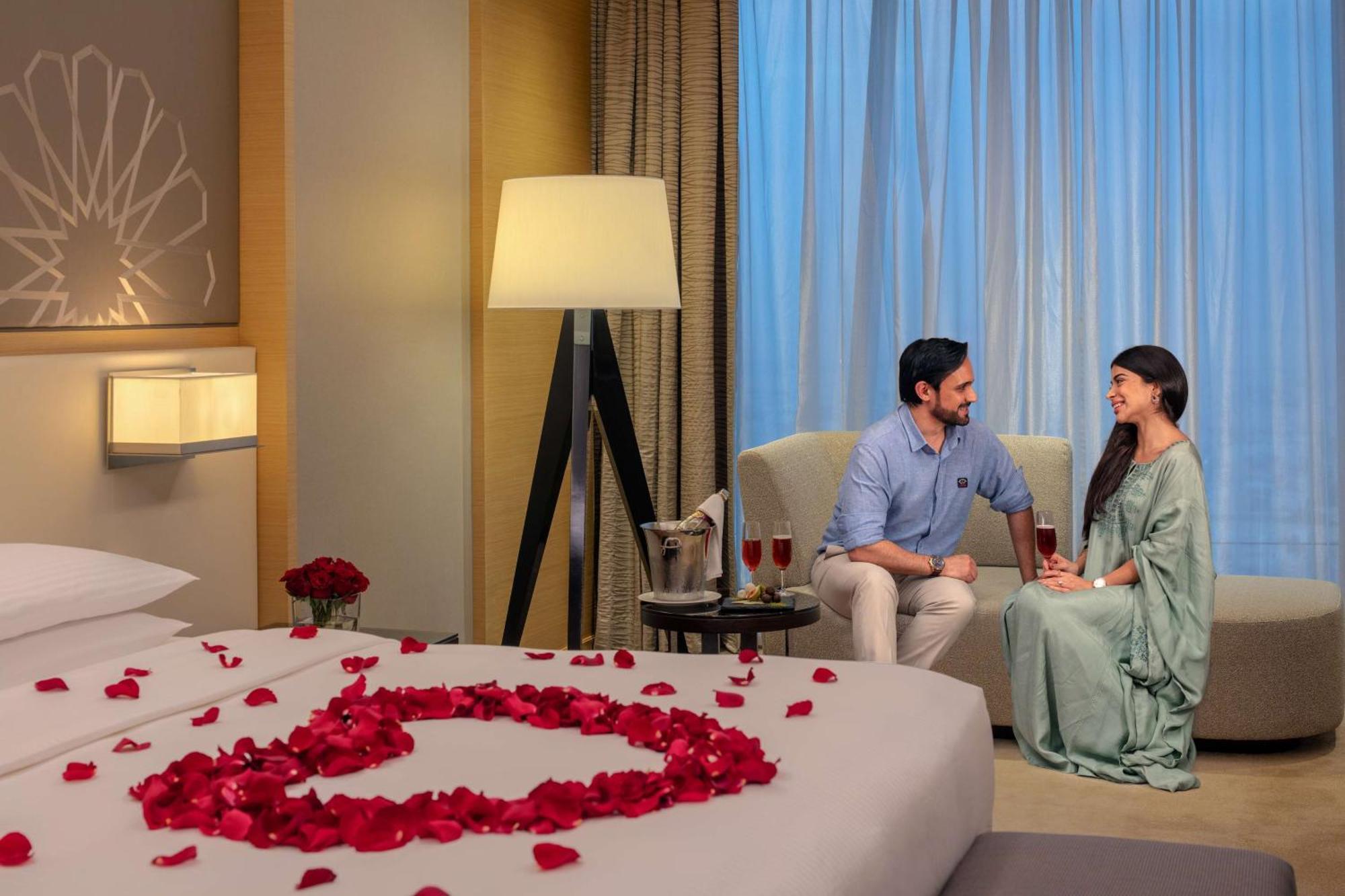 Hyatt Regency Riyadh Olaya Ngoại thất bức ảnh A couple in a hotel room
