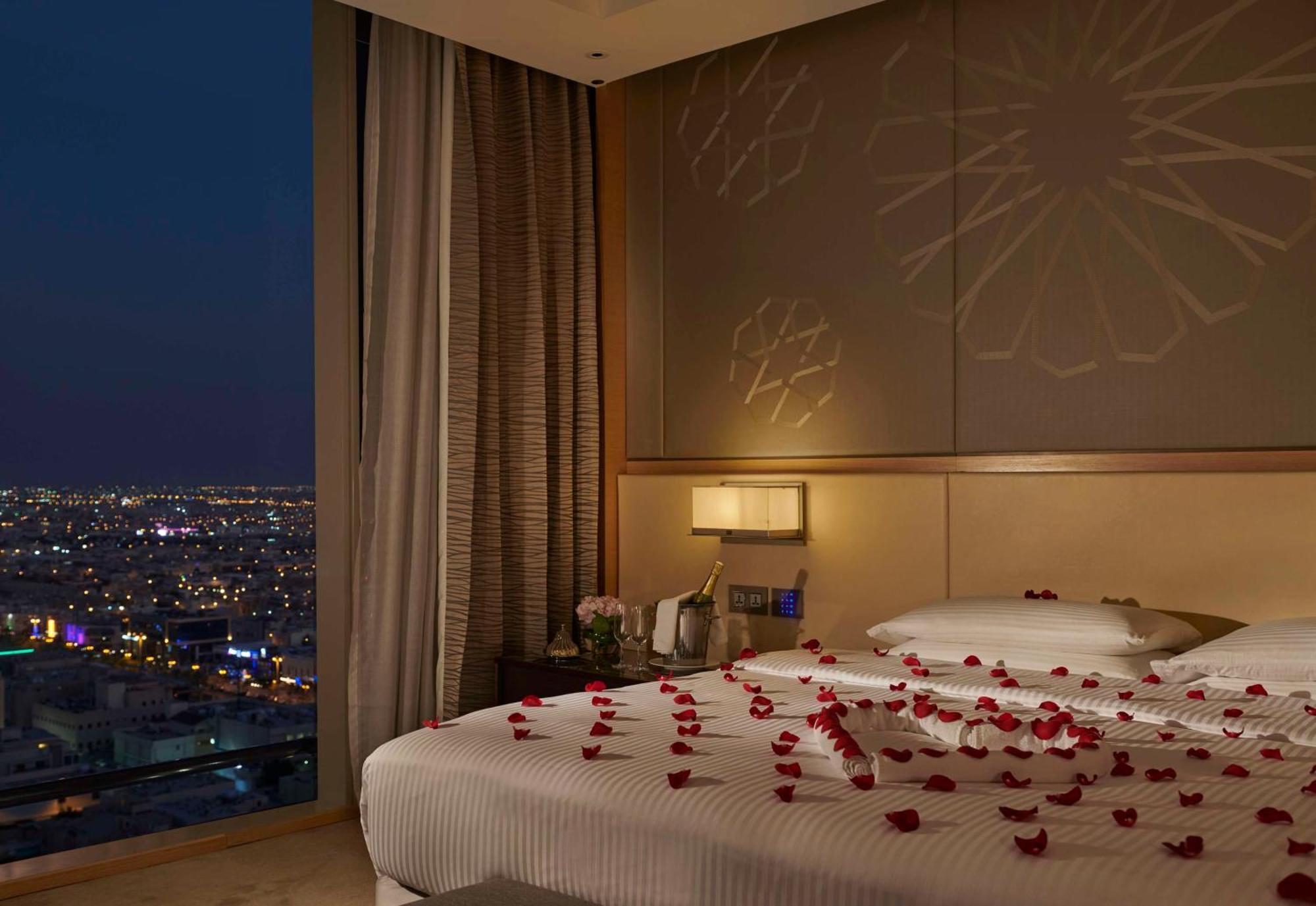 Hyatt Regency Riyadh Olaya Ngoại thất bức ảnh A bedroom at the hotel